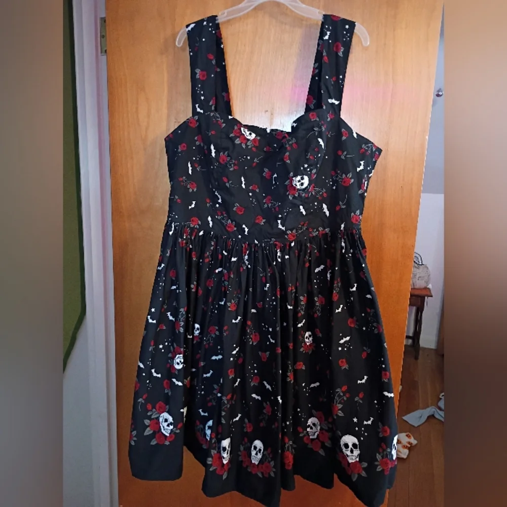 Hell Bunny Black Dress with Red Roses and White Skulls - Picture 1 of 4